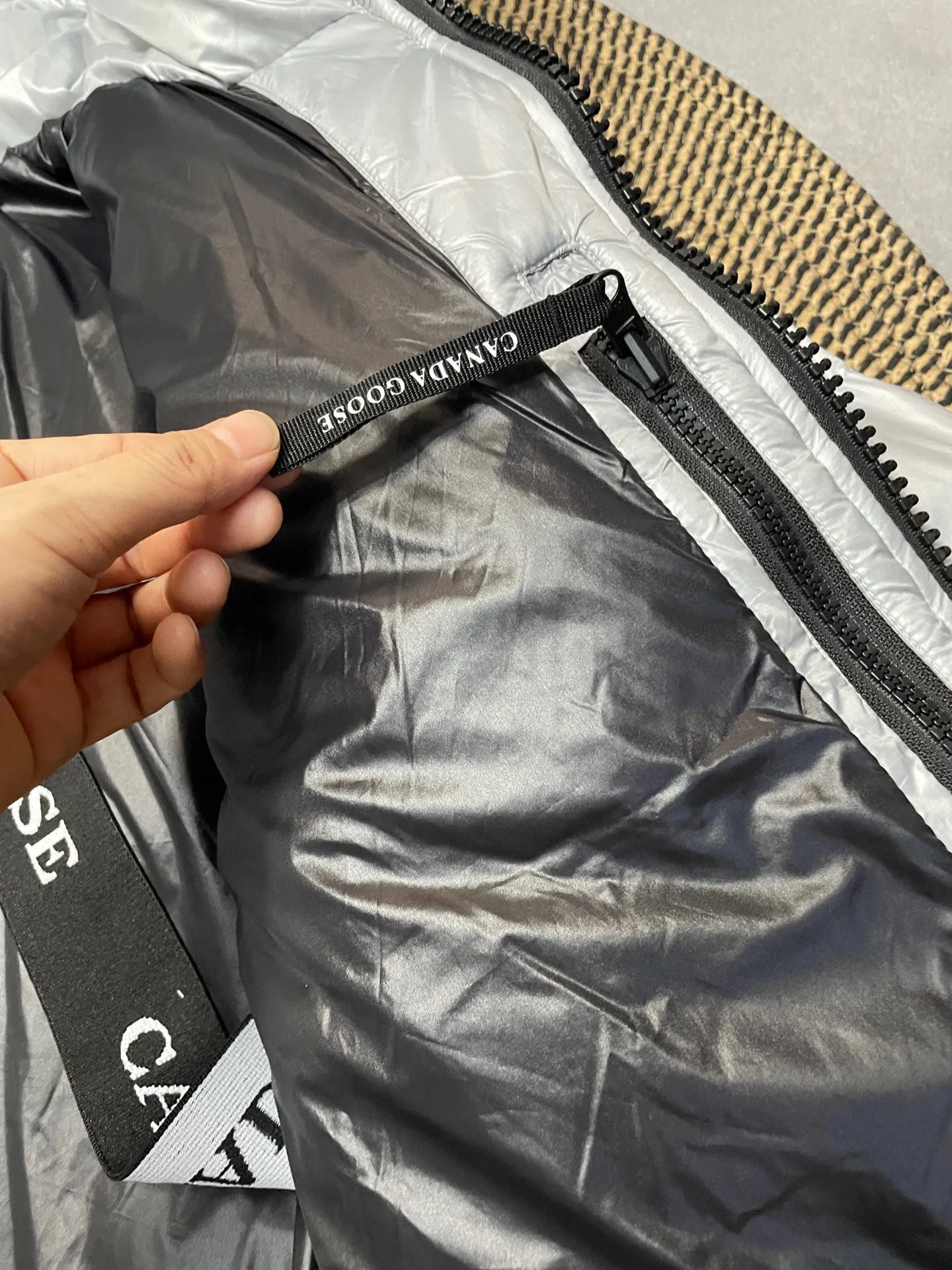 P780 Gray Red Label Top Version 𝘾𝘼𝙉𝘼𝘿𝘼 𝙂𝙊𝙊𝙎𝙀/Canada Goose 2023 Limited New Crofton Puff Down Jacket Pure Guangzhou Inspection 95 White Duck Down Filling‼  Top version, ceiling level‼ Crofton soft bread, the latest style in 2023, has a cold protection effect of up to level 4. It is made of recycled Feather-Light tear-resistant fabric. It is ultra-light and has no weight on the upper body at all! The unique black label highlights your temperament‼  Canada Goose, a Canadian brand, has always been recognized as the warmest down jacket. Various Instagram celebrities, Internet celebrities, and celebrities often wear it for street photos. I do Canada Goose every year, but I still can’t get rid of my love for geese. No matter how cold the winter is, there is no need to be afraid, because there are geese! Filled with 80% white duck down, Canada Goose is the legendary warmest down jacket and is known as a must-have for Arctic outdoor sports! The most popular down jacket in the world, celebrities are rushing to buy it, it is a must-have! Same style for men and women Size: S-XXL